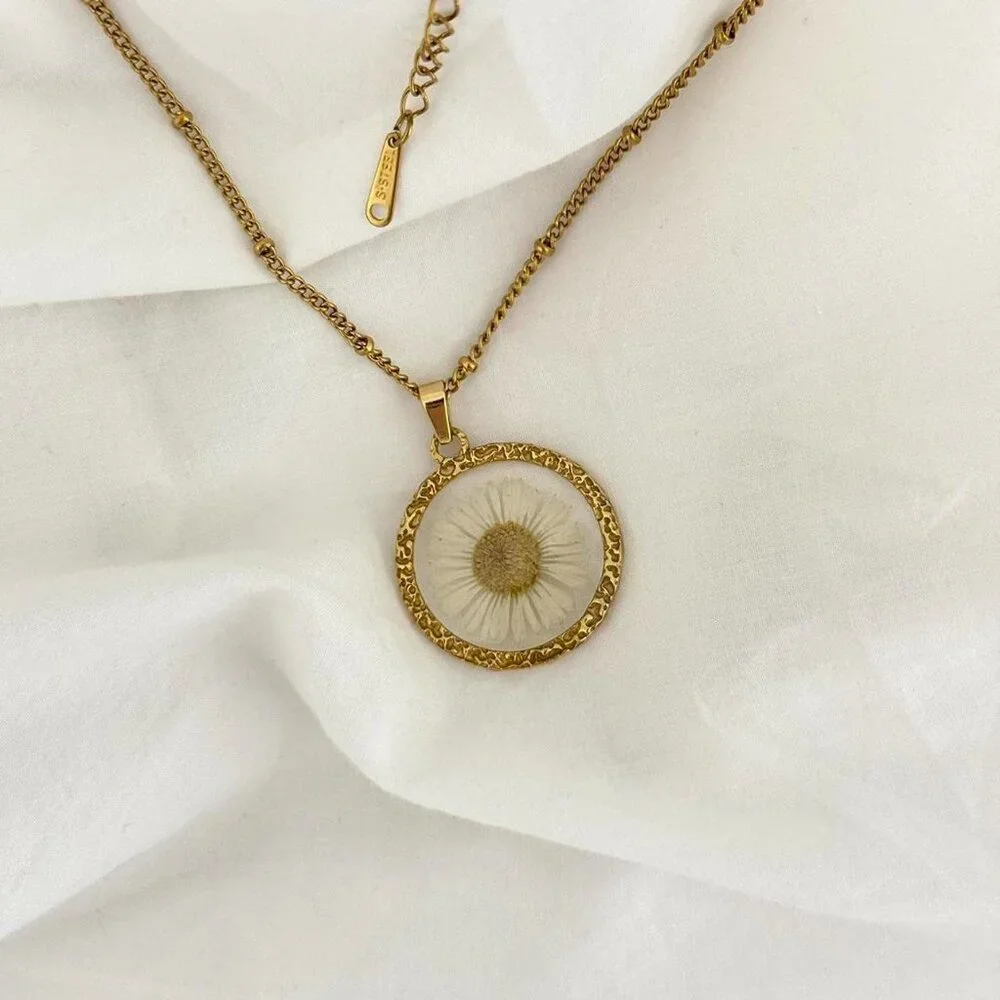 Sku: 0423 vintage vibe gold necklace a‎ chain with a transparent pendant